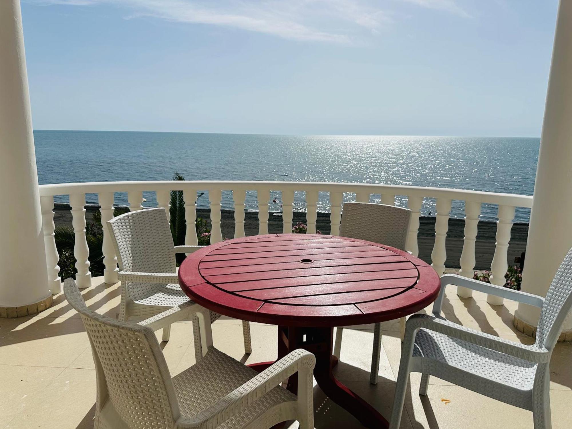אורקי Claude Monet Beach Hotel מראה חיצוני תמונה